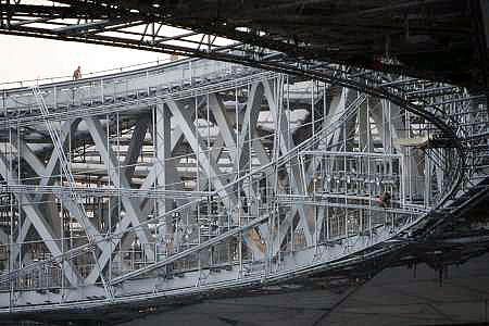 鸟巢最新建设进展 钢结构顶层气势逼人，展现奥运工程壮丽篇章